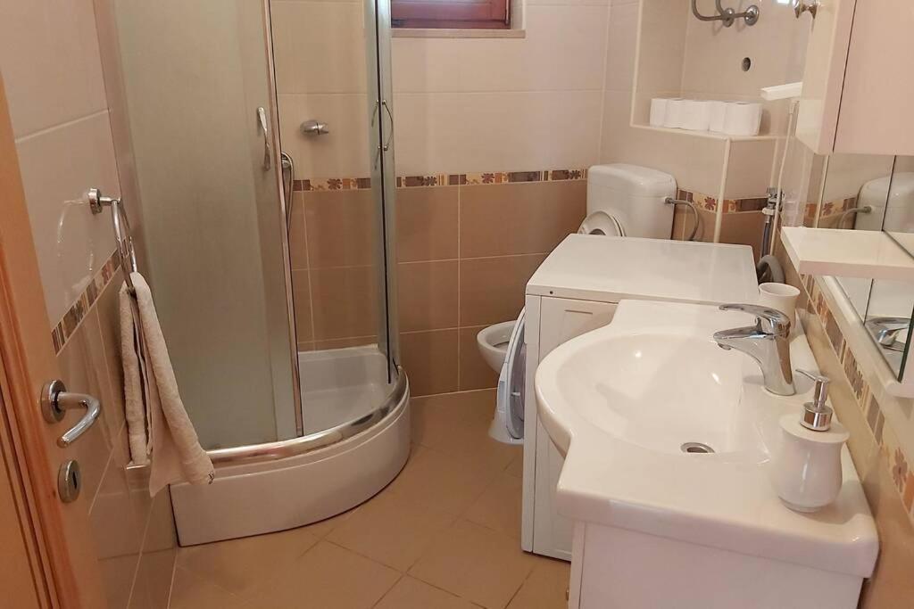 Beautiful Apartment 80 M From The Sea Marusici  外观 照片